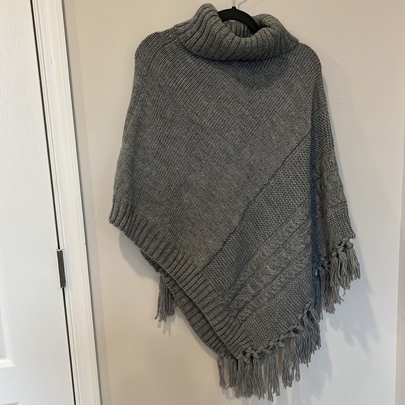 Steve Madden Turtleneck Poncho Sweater Fringe NWT - Picture 6 of 6